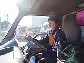 運転する女性